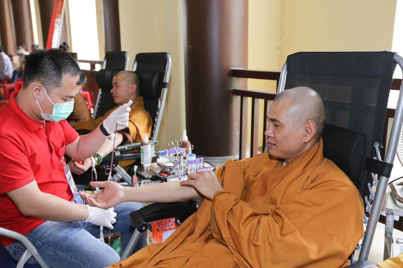 Tăng, ni, Phật tử hiến máu tại Yên Tử trong khuôn khổ lễ giỗ Đệ nhị tổ Pháp Loa