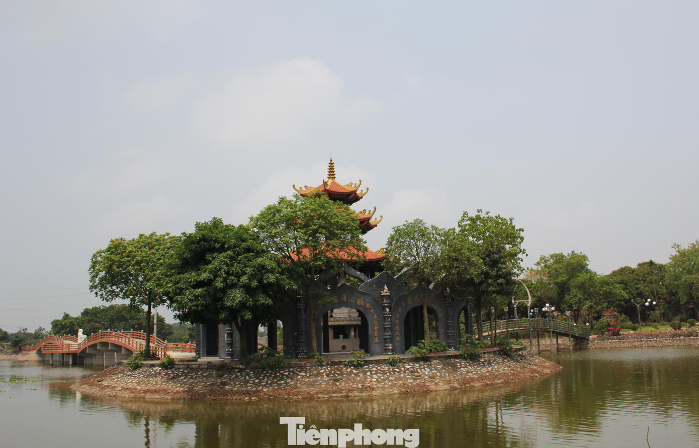 Một trong số công trình hoành tráng ở chùa Đậu. Ảnh: Lộc Liên