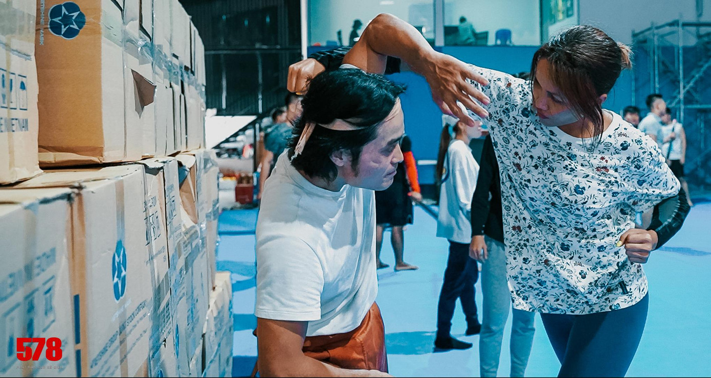 Võ sư Tuấn Hạc cùng H'Hen Niê chuẩn bị cho cảnh hành động Võ sư Tuấn Hạc cùng H'Hen Niê chuẩn bị cho cảnh hành động