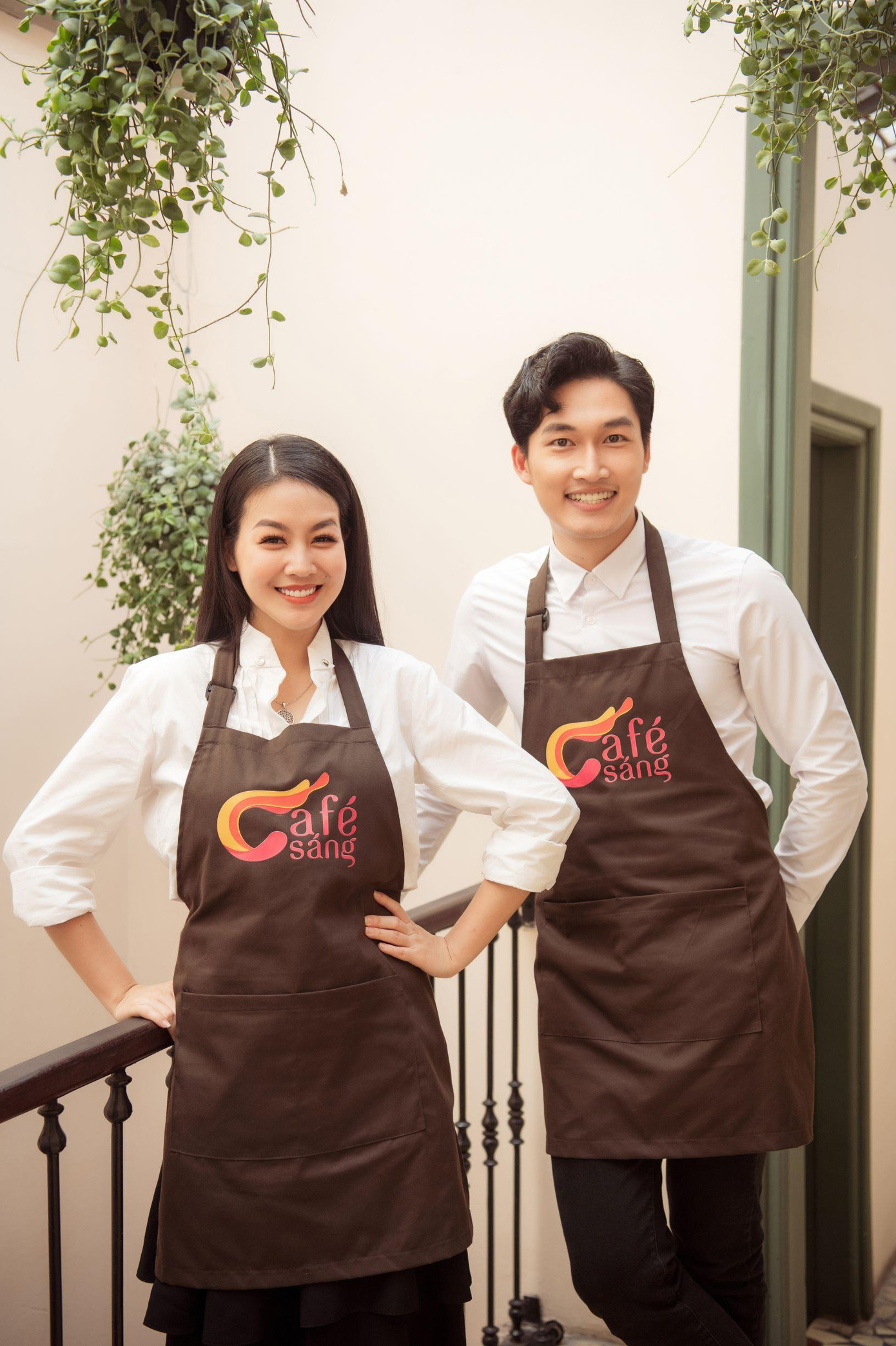 MC Hồng Nhung và diễn viên Đình Tú đứng chung trong chương trình. Ảnh: VTV