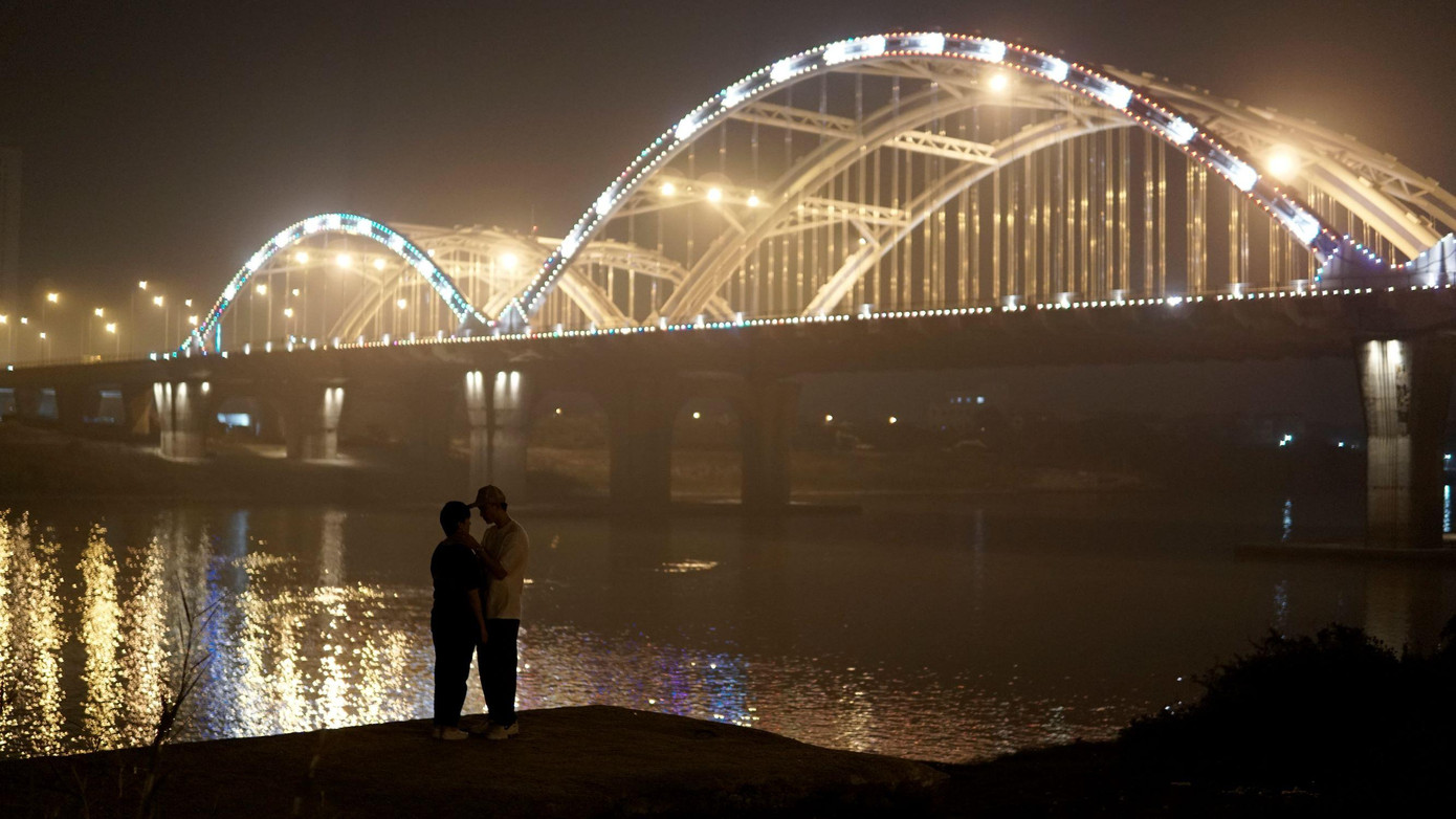 Nụ hôn khiến cả ê kíp mất 2 tiếng quay Nụ hôn khiến cả ê kíp mất 2 tiếng quay