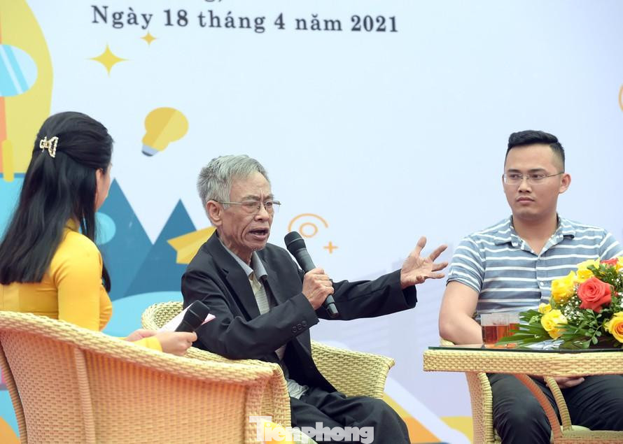 Nhà thơ Hoàng Nhuận Cầm truyền cảm hứng thơ ca cho tới những ngày cuối đời. Ảnh: Xuân Tùng Nhà thơ Hoàng Nhuận Cầm truyền cảm hứng thơ ca cho tới những ngày cuối đời. Ảnh: Xuân Tùng