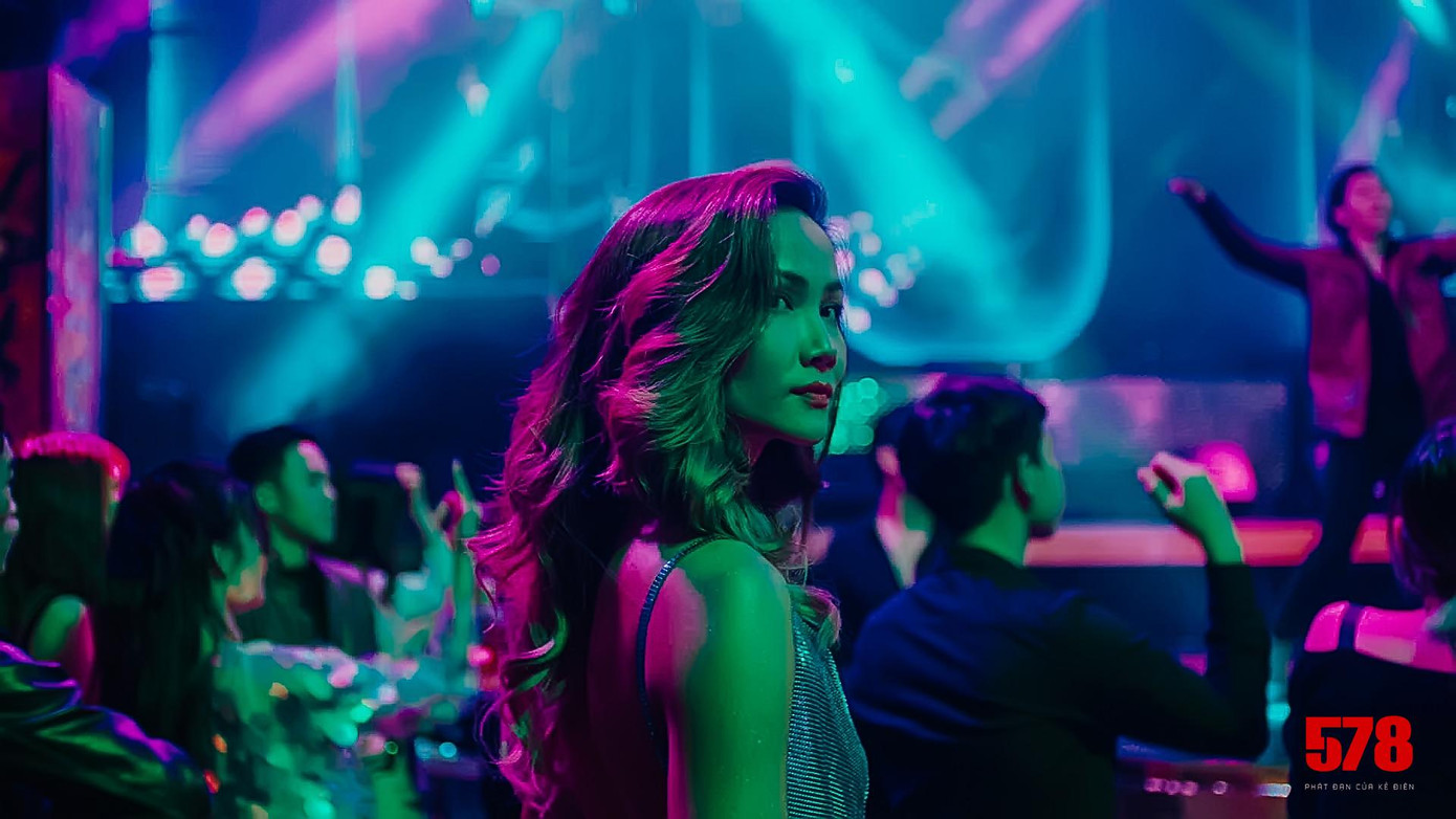 Bên cạnh hình ảnh cực ngầu, H'Hen Niê vẫn rất quyến rũ Bên cạnh hình ảnh cực ngầu, H'Hen Niê vẫn rất quyến rũ