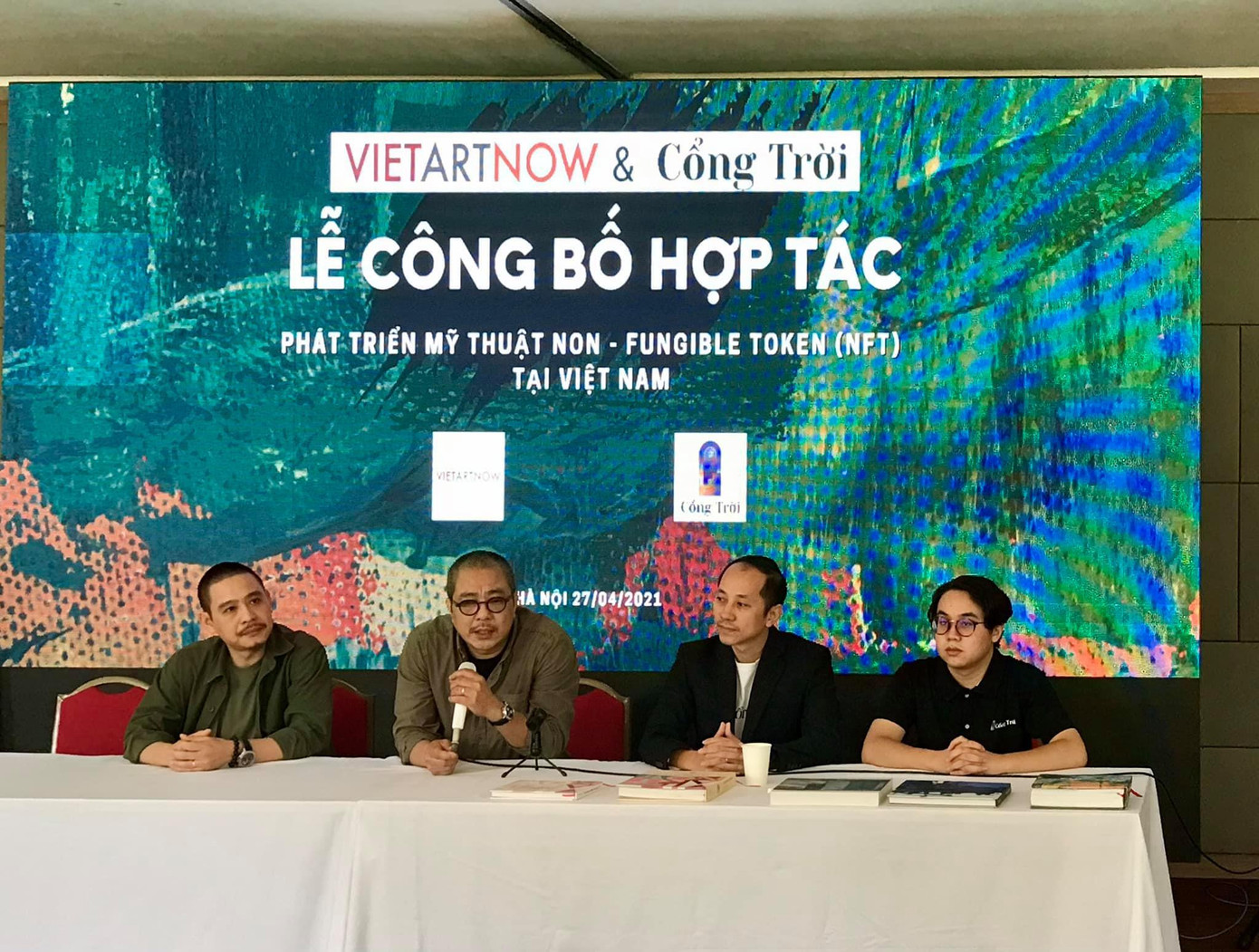 Họa sĩ Phạm An Hải (thứ hai từ trái sang) tin tưởng nghệ sĩ Việt được bảo vệ tốt hơn nhờ công nghệ NFT