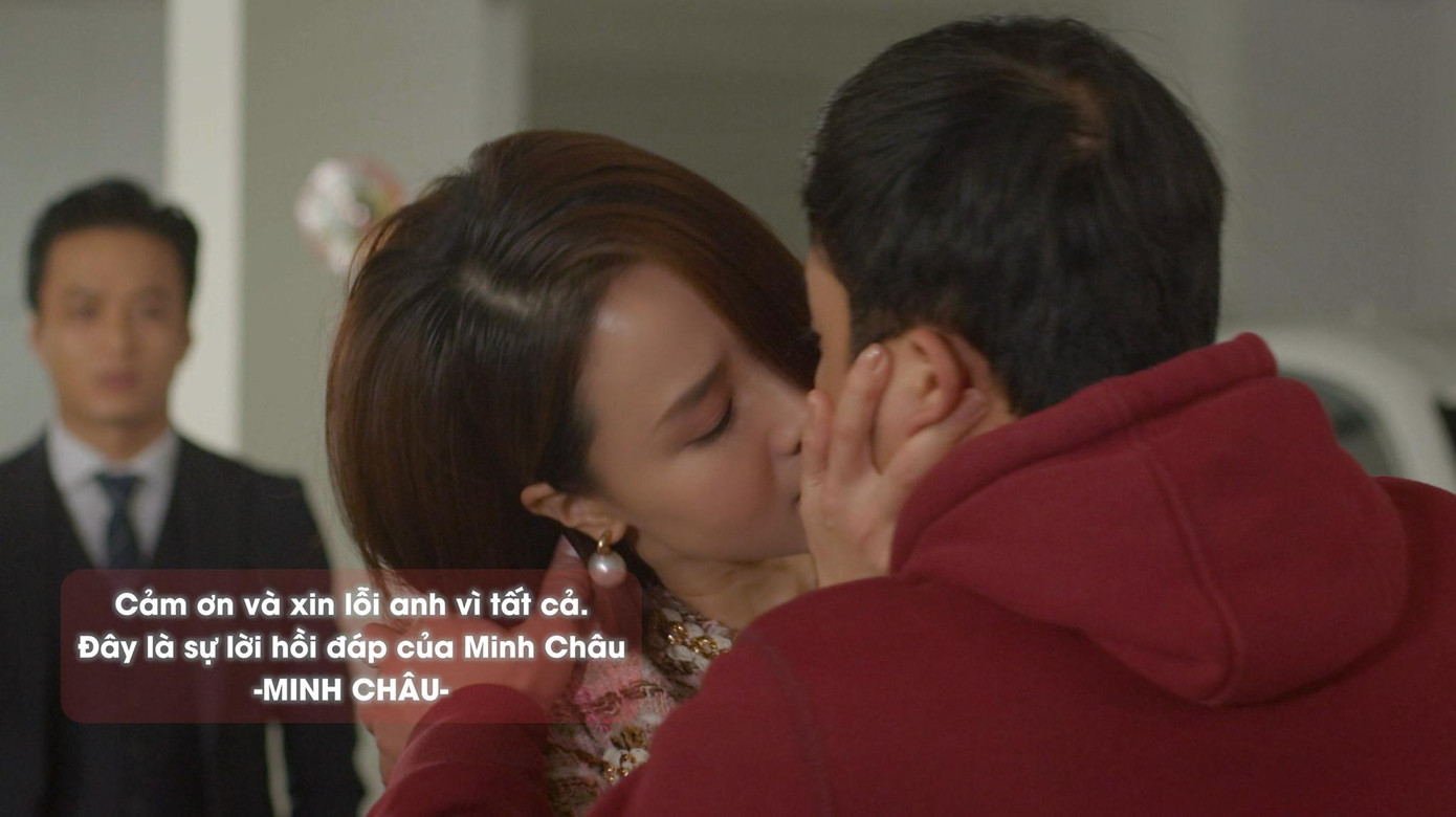 Nụ hôn bất ngờ của Châu (Hồng Diễm) Ảnh: VFC