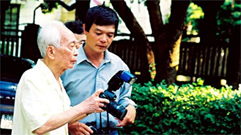 Phút riêng tư của Đại tướng với con trai cả Võ Điện Biên năm 1993. 