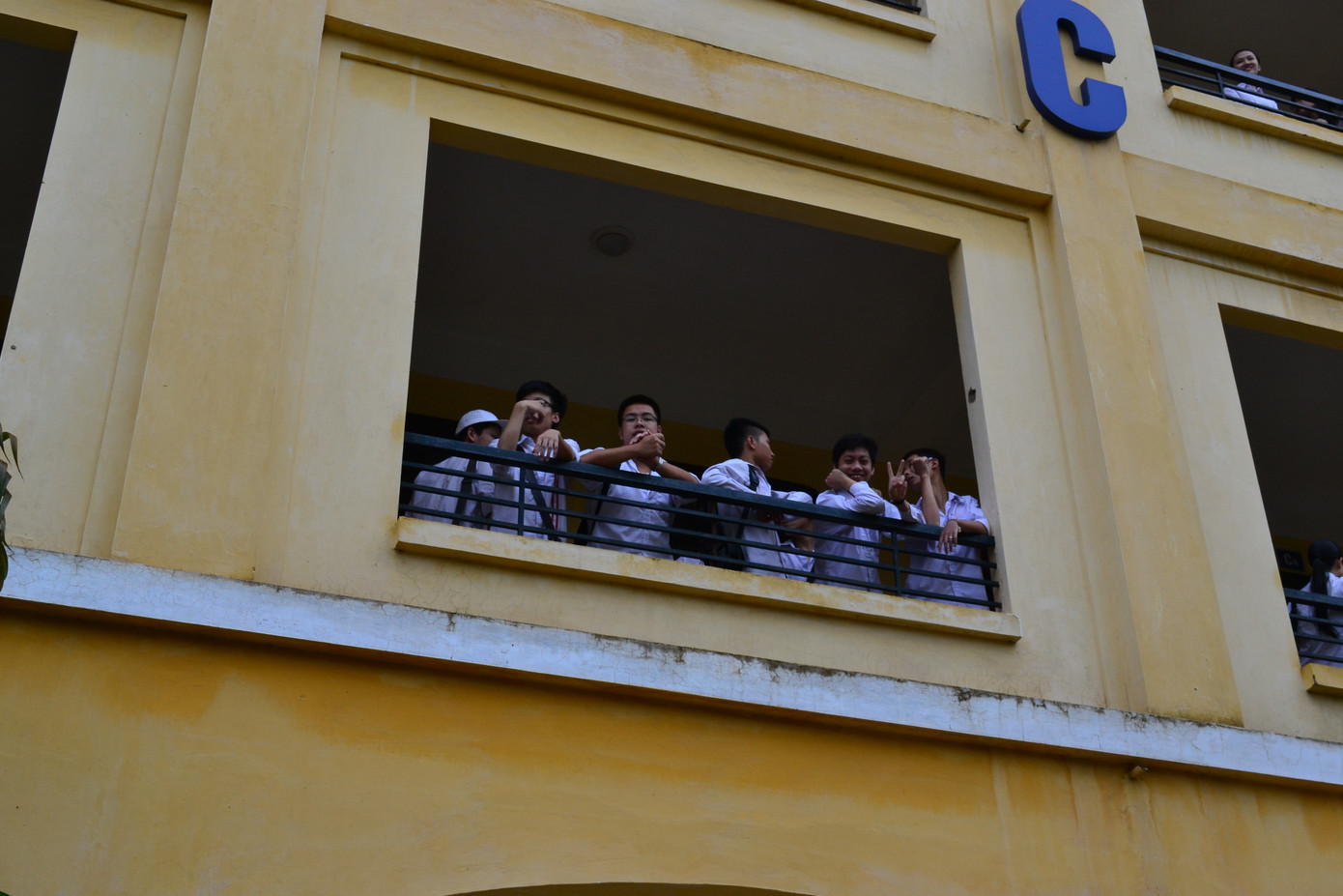 Thí sinh hồi hộp bên ngoài phòng thi