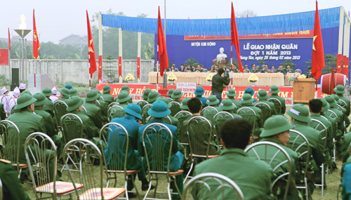 Lễ giao nhận quân được trang trí và tổ chức trang trọng nhưng vẫn tiết kiệm