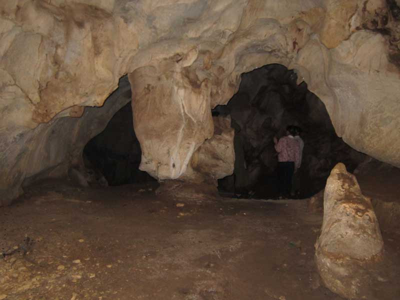 Rất nhiều cửa hang nhỏ trong hang. Rất nhiều cửa hang nhỏ trong hang