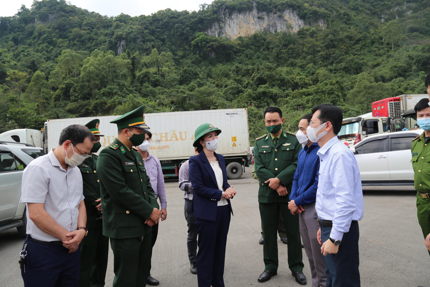 Phó chủ tịch tỉnh Đoàn Thu Hà (giữa) và đoàn công tác của tỉnh Lạng Sơn thường xuyên thị sát và chỉ đạo công tác xuất nhập khẩu tại biên giới Lạng Sơn. Ảnh: Duy Chiến Phó chủ tịch tỉnh Đoàn Thu Hà (giữa) và đoàn công tác của tỉnh Lạng Sơn thường xuyên thị sát và chỉ đạo công tác xuất nhập khẩu tại biên giới Lạng Sơn. Ảnh: Duy Chiến