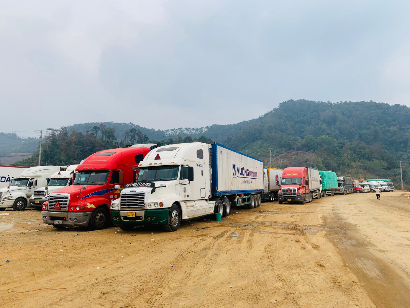 Bãi xe Bản Liếp (huyện Cao Lộc) đã chật cứng. Ảnh: Duy Chiến Bãi xe Bản Liếp (huyện Cao Lộc) đã chật cứng. Ảnh: Duy Chiến