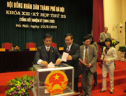 Các đại biểu bỏ phiếu bầu chức danh Phó Chủ tịch UBND TP. Các đại biểu bỏ phiếu bầu chức danh Phó Chủ tịch UBND TP