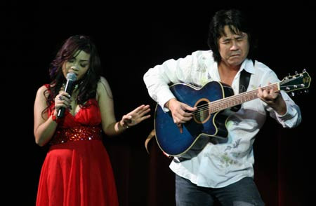 NS Lê Minh Sơn phiêu trên sàn diễn. NS Lê Minh Sơn phiêu trên sàn diễn