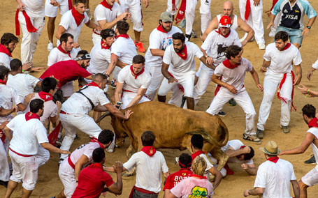 Rùng mình với những hình ảnh ở lễ hội đua bò San Fermin ảnh 12