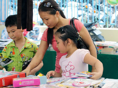 Tạo cho con một môi trường vui chơi lành mạnh là điều cần thiết mà cha mẹ dành cho con trẻ. (Ảnh: Công Quang)