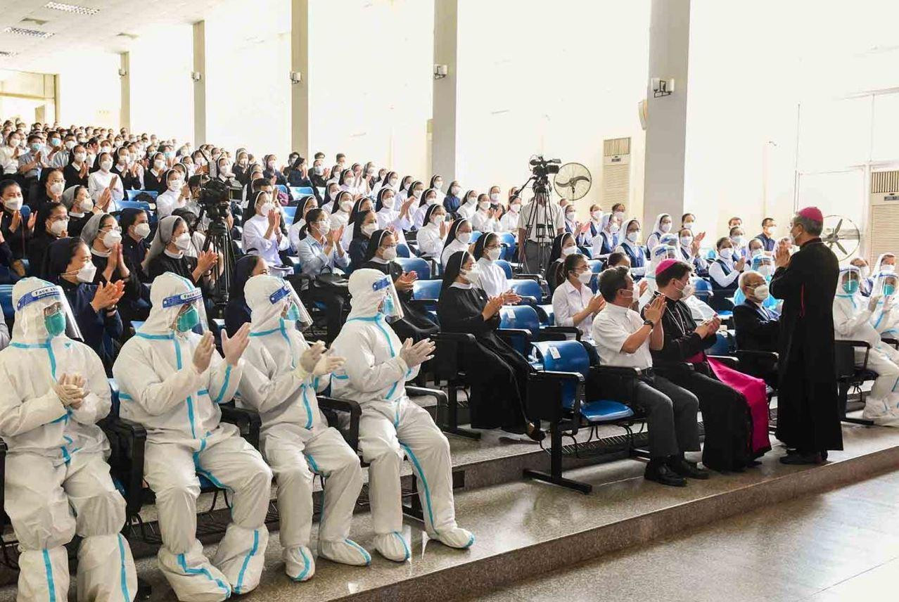 417 tình nguyện viên là tu sĩ phục vụ chăm sóc bệnh nhân COVID -19 tại các bệnh viện dã chiến. 417 tình nguyện viên là tu sĩ phục vụ chăm sóc bệnh nhân COVID -19 tại các bệnh viện dã chiến.