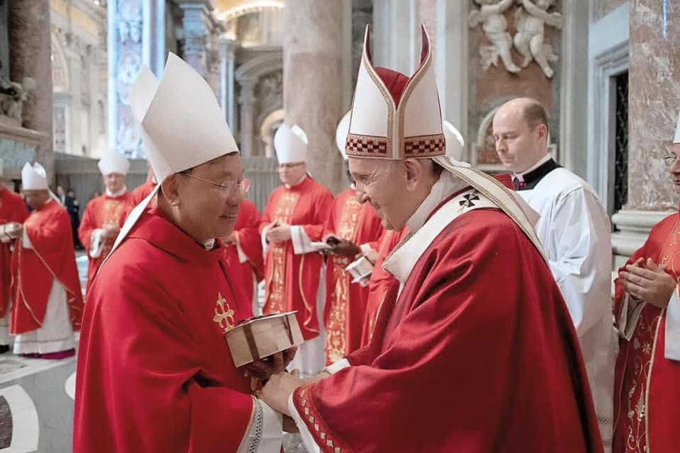 Đức Giáo hoàng Phanxicô làm phép dây Pallium. Đức Giáo hoàng Phanxicô làm phép dây Pallium.
