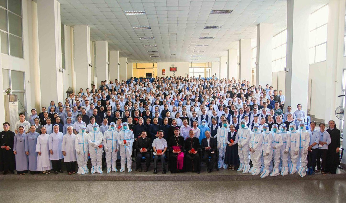 Hình ảnh các giám mục, linh mục và các tình nguyện viên trong buổi gặp gỡ. Hình ảnh các giám mục, linh mục và các tình nguyện viên trong buổi gặp gỡ.