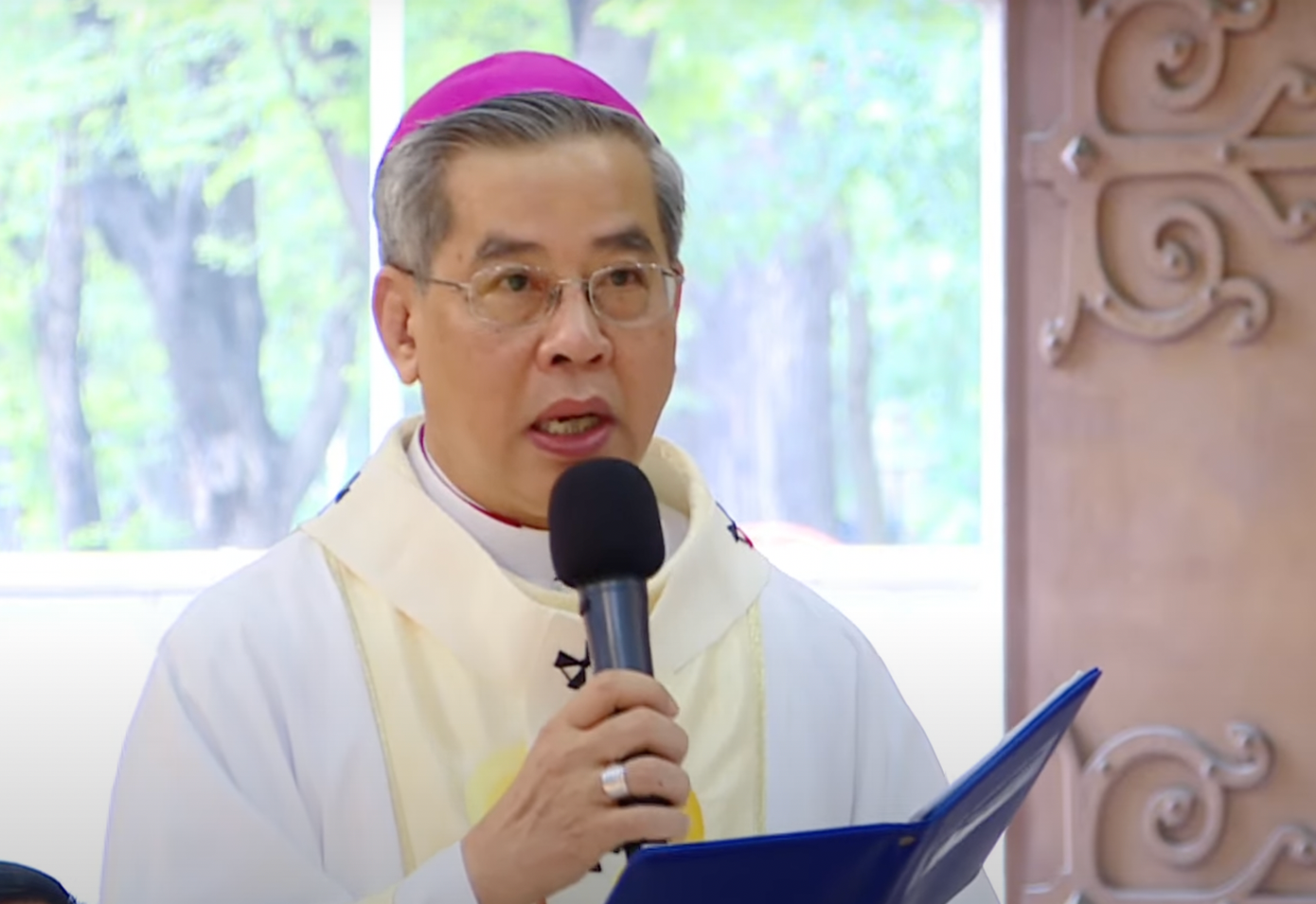 Tổng Giáo phận Sài Gòn Giuse Nguyễn Năng cảm ơn sau nghi thức trao dây Pallium. Tổng Giáo phận Sài Gòn Giuse Nguyễn Năng cảm ơn sau nghi thức trao dây Pallium.