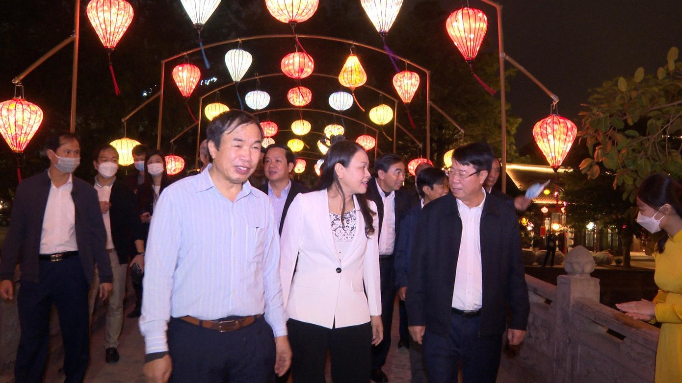 Ông Nguyễn Văn Trường, Giám đốc Doanh nghiệp Xây dựng Xuân Trường cùng quan khách.