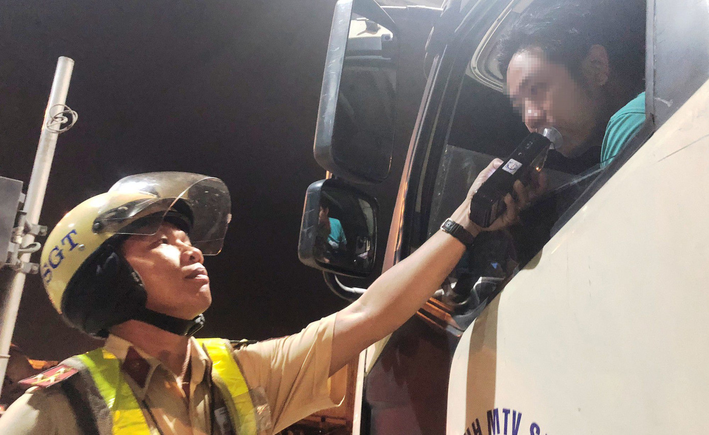 Truy tìm kẻ đổ chất thải độc hại ra mương nước ở Hải Phòng ảnh 6