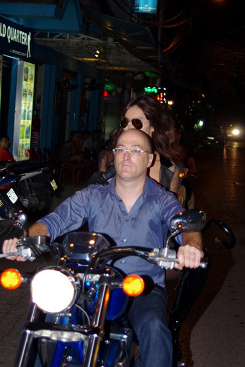 Hà Anh được hộ tống đến đêm diễn bằng một chiếc mô-tô rất hầm hố và cá tính gây thú vị cho khán giả