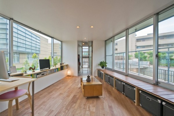 Phòng ngủ ở tầng một Phòng khách với góc làm việc nhỏ. Từ tầng hai nhìn xuồng khu vực bếp ở tầng một. Phòng bếp ngăn nắp với bàn ăn nhỏ giành cho ba người ở ngay bên cạnh Phòng cho bé. Phòng tắm đầy đủ tiện nghi.