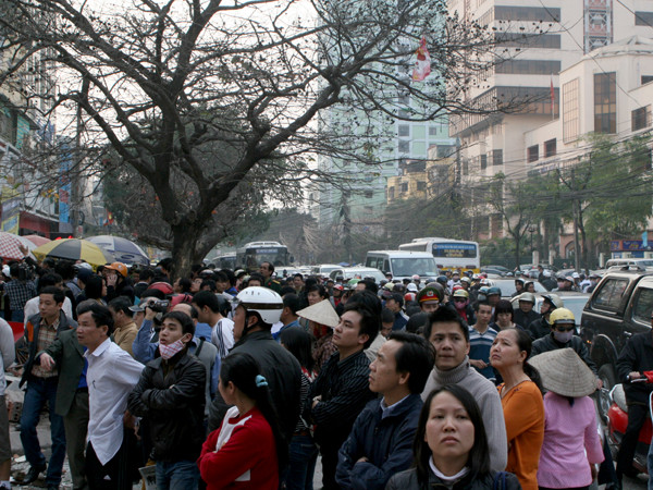 Nhiều người dân hiếu kỳ có mặt tại hiện trường 