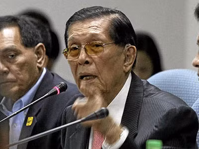Chủ tịch Thượng viện Philippines Juan Ponce Enrile (giữa) 