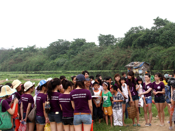 Các thí sinh bên những người dân làng chài nhỏ