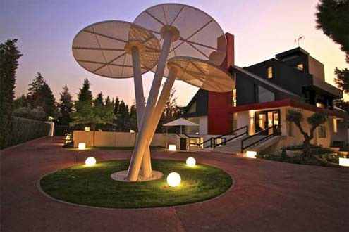 Nội thất sang trọng và không gian mở rộng chan hòa với thiên nhiên chính là điều thu hút của biệt thự này