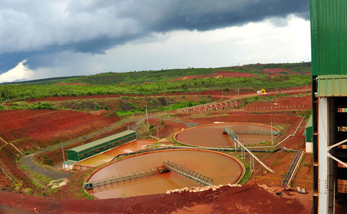 Bể lắng tại nhà máy tuyển quặng bauxite Tân Rai, đến cuối tháng 4/2013, bùn thải quặng đã đạt được độ lắng theo thiết kế