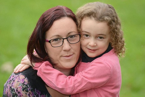 Bức ảnh cô bé nằm viện vì bị bắt nạt làm dậy sóng cộng đồng ảnh 1