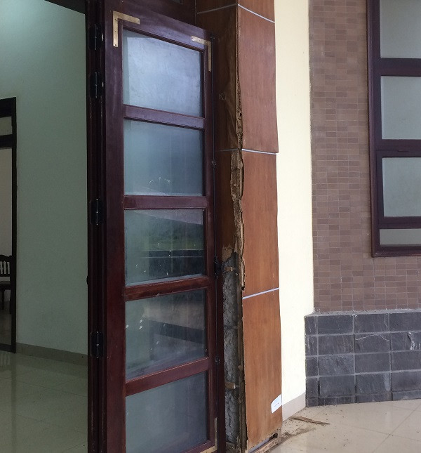 Mối cắn nát nhiều hạng mục của Nhà văn hóa 45 tỷ ảnh 1