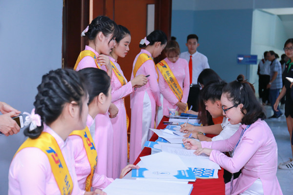 Sinh viên háo hức đăng kí ứng tuyển 'Đại sứ Đại dương xanh' ảnh 5