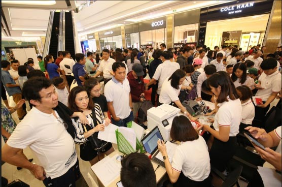 Đội mưa mua xe tại lễ ra mắt và mở bán xe VinFast tại TP. HCM ảnh 3