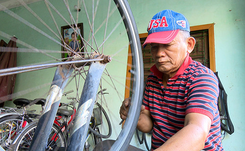 Ông lão sửa xe gần 70 tuổi lấy bằng cử nhân Luật ảnh 1