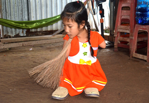 Nghị lực phi thường của cô bé 'chim cánh cụt' ở miền Tây