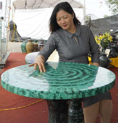 Chiếc bàn rộng 3 gang tay có giá nửa tỷ đồng tại Hà Nội ảnh 1