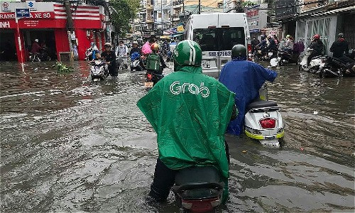 Dịch vụ gọi xe, đồ ăn quá tải ngày mưa bão ảnh 1