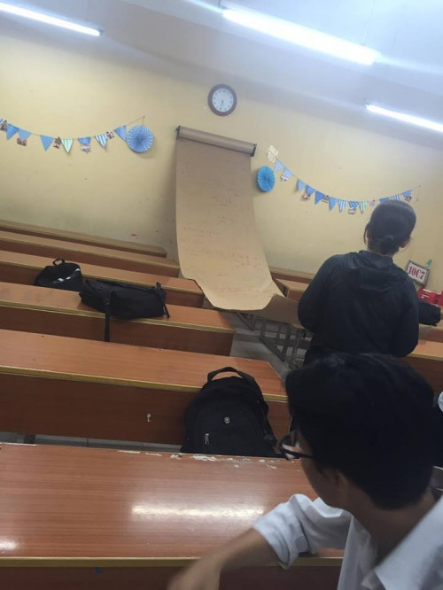 Cô giáo Hải Phòng gắn cuộn công thức hóa học 'khổng lồ' trong lớp 