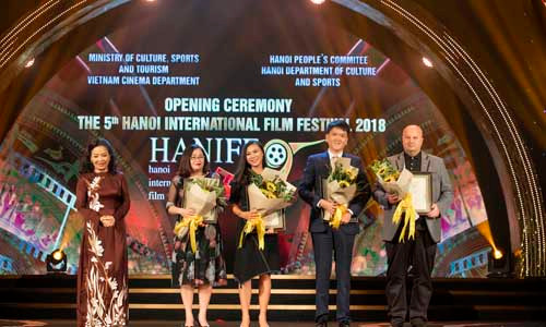 2BE tạo nên cơn sốt với bộ sưu tập son đầu tiên ảnh 4