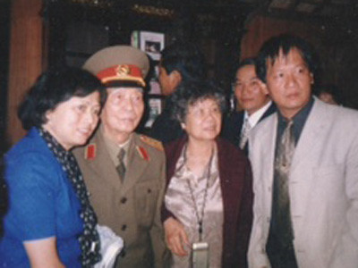 Đại tướng Võ Nguyên Giáp cùng gia đình tại quê nhà – An Xá, Lệ Thủy, Quảng Bình. Đại tướng Võ Nguyên Giáp cùng gia đình tại quê nhà – An Xá, Lệ Thủy, Quảng Bình