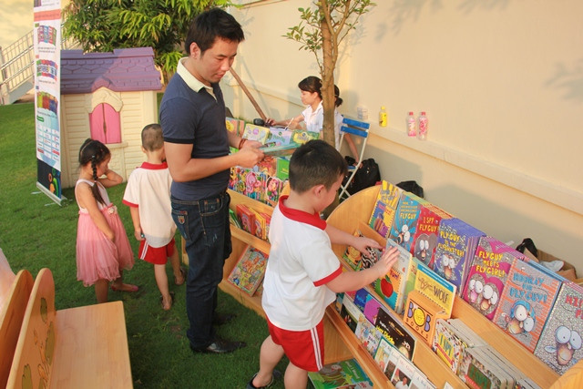 Đến với gian hàng “Sách và bé”, bé được bạn Thỏ ngọc giới thiệu nhiều sách và truyện hay. Gian hàng sách là một hình thức giúp bé phát triển văn hóa đọc, biết chia sẻ sách…