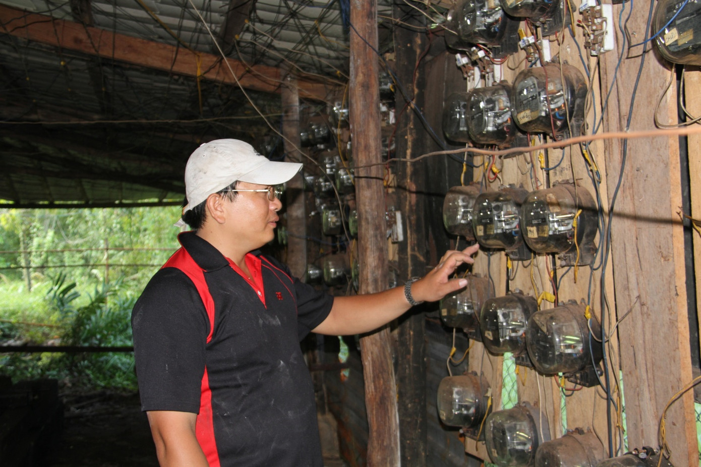 Người dân xã Gành Dầu phải sử dụng điện với giá 25.000 đồng/kWh do một ông chủ “nhà máy điện” diesel địa phương cung cấp. Người dân xã Gành Dầu phải sử dụng điện với giá 25.000 đồng/kWh do một ông chủ “nhà máy điện” diesel địa phương cung cấp