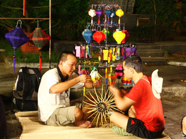Thí sinh thử sức làm đèn lồng ở Hội An. Thí sinh thử sức làm đèn lồng ở Hội An