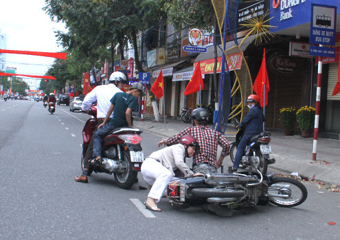 Một vụ tai nạn giao thông do nhóm thanh niên không đội mũ bảo hiểm lạng lách, đánh võng gây ra. Đà Nẵng là địa phương đầu tiên bán mũ bảo hiểm giá rẻ với giá 50.000 đồng nhằm khuyến khích người dân chấp hành luật lệ giao thông. Một vụ tai nạn giao thông do nhóm thanh niên không đội mũ bảo hiểm lạng lách, đánh võng gây ra. Đà Nẵng là địa phương đầu tiên bán mũ bảo hiểm giá rẻ với giá 50.000 đồng nhằm khuyến khích người dân chấp hành luật lệ giao thông