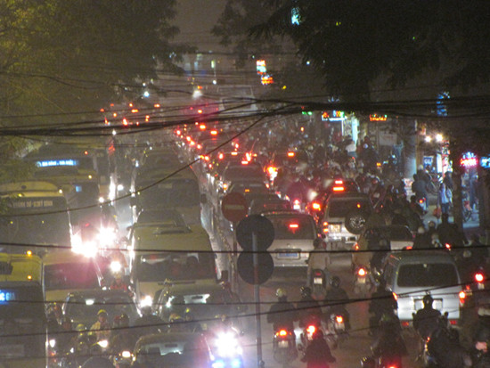 Cùng lúc đó, tại các tuyến đường như Nguyễn Lương Bằng, Chùa Bộc, Tây Sơn, Đại Cồ Việt ...giao thông vẫn ách tắc trầm trọng. Trong ảnh, giao thông trên đường Chùa Bộc, đoạn gần ngã tư Tây Sơn - Thái Hà,lúc gần 19h