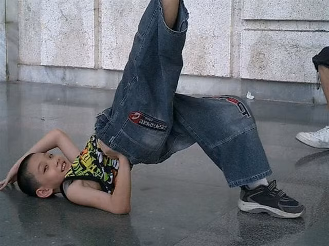 10 tuổi đã nghiền Hip - hop Minh Hoàng (nhóm Halley): Nổi nhạc lên! Những chàng trai đam mê Hip - hop Chiều nào họ cũng tập ở sân vận động... vỉa hè "Đại bản doanh" của nhóm BigToe Hip - hop đâu cứ phải... mày râu