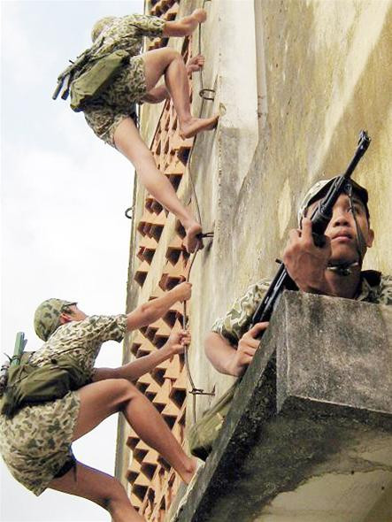 Luyện tập leo trèo nhà cao tầng bằng dây chống sét và ống nước